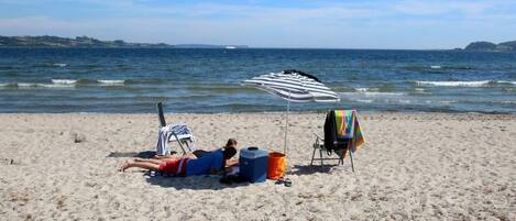 På stranden, liggestole, badehåndklæder