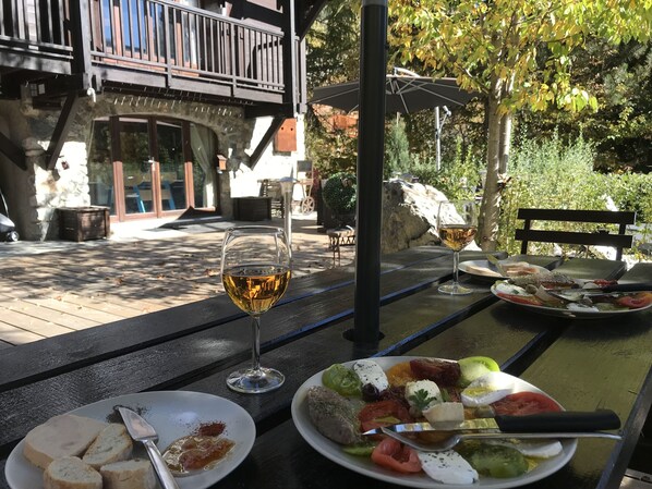 Outdoor dining - COZY CHALET 8 to 12 pers. on Vallouise (renovated from 2012 to 2016) (Vallouise-Pelvoux)