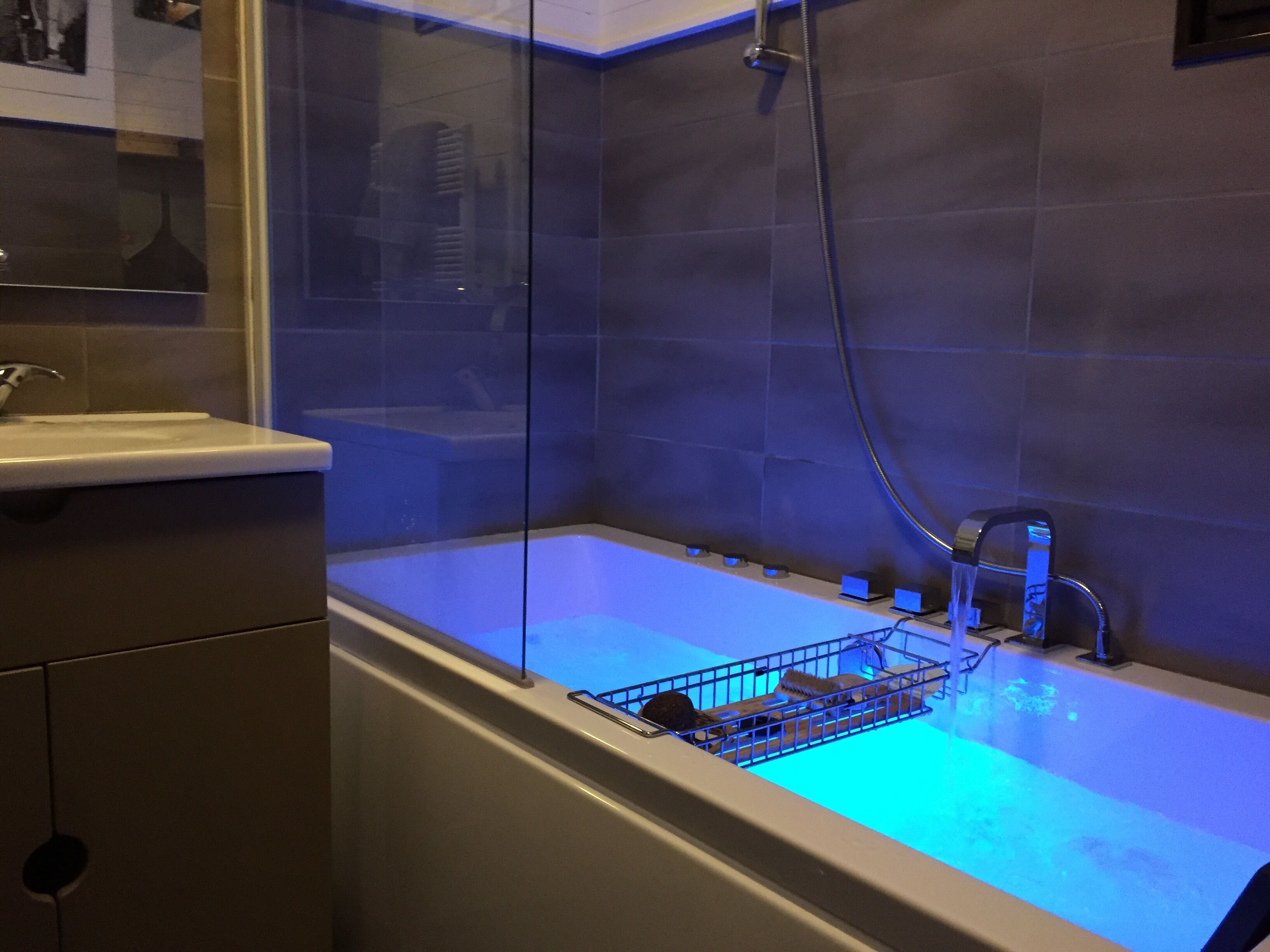 Ensemble douche/baignoire, baignoire à jets, sèche-cheveux