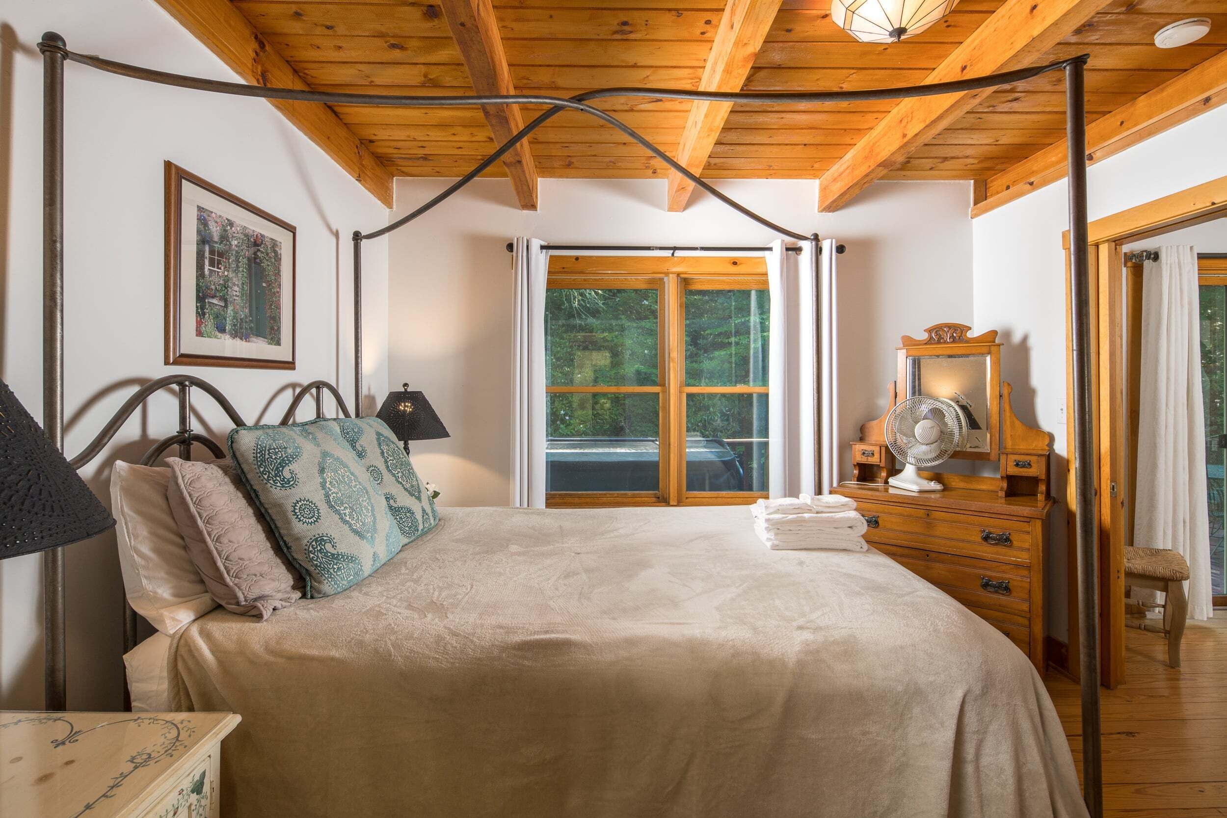 2 bedrooms, desk, free WiFi, bed sheets