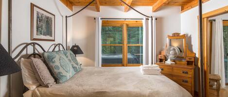 2 bedrooms, desk, WiFi (free), bed sheets
