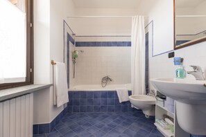 Duschwanne, Haartrockner, Bidet, Handtücher