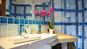 Douche, sèche-cheveux, bidet, serviettes fournies