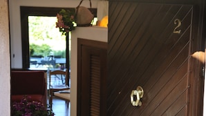A wooden door with a brass knocker and the number "2" above it. - Holiday apartments L'Ea di Lavru 
SEA VIEW 2-rooms apartment-TOP INTERIOR DESIGN (Porto San Paolo)
