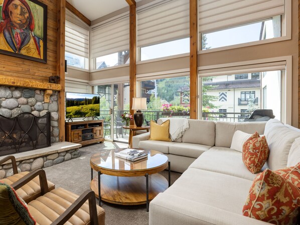 Téléviseur, foyer, livres