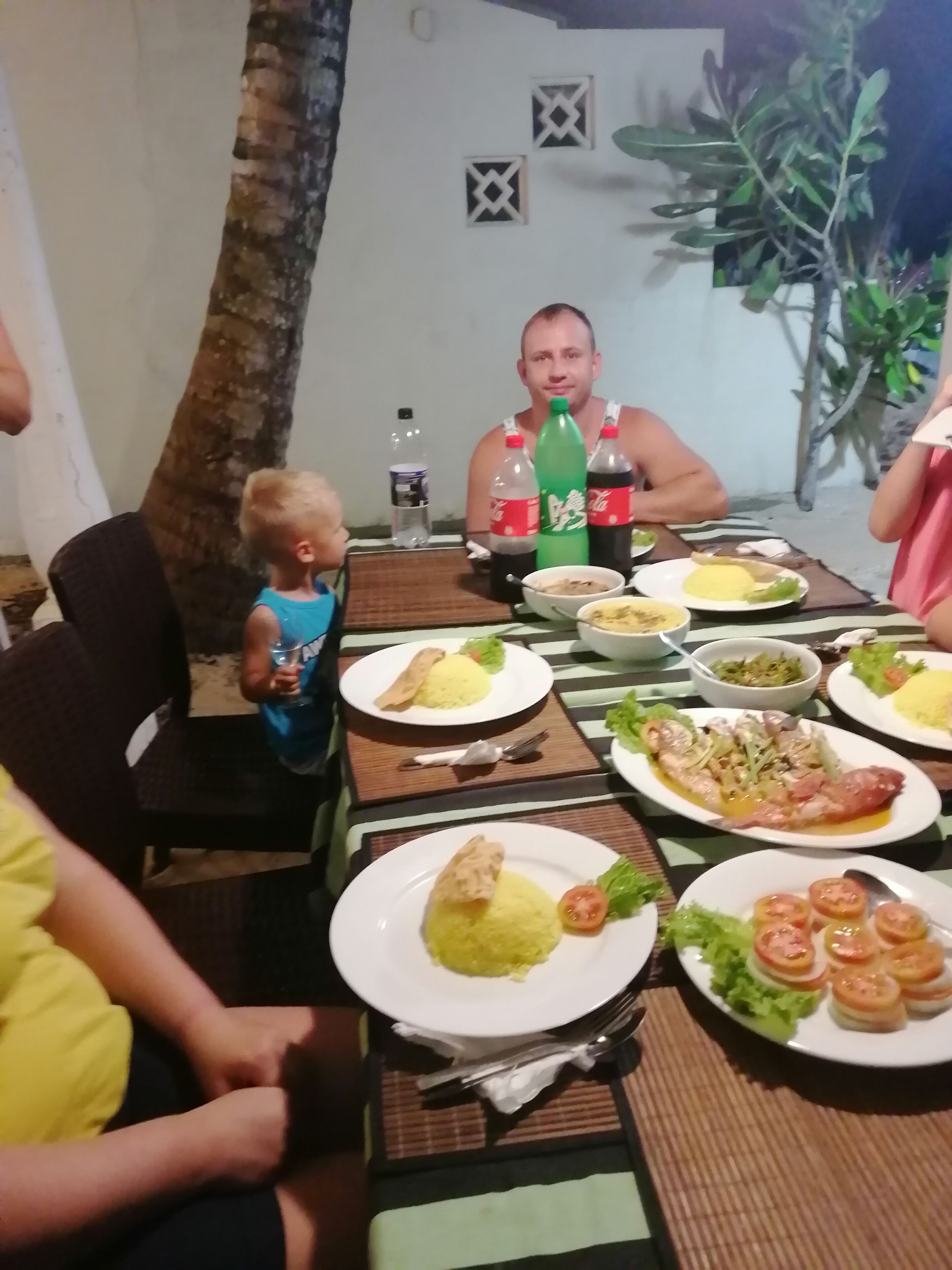 Café da manhã, almoço e jantar; local e internacional 