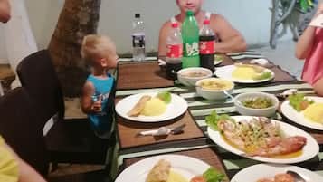 Sarapan dihidangkan, masakan tempatan dan antarabangsa