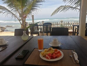 Déjeuner continental (4 USD par personne)