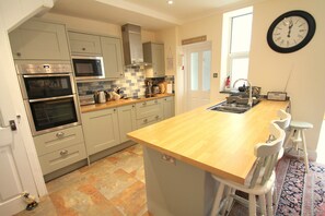 Four à micro-ondes, un four, lave-vaisselle, chaise haute