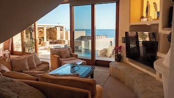 Smart-TV, DVD-spiller, bøker og filmbibliotek