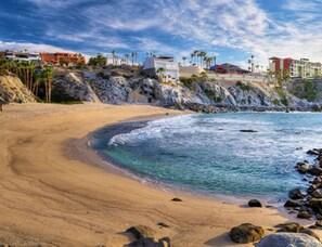 Una spiaggia nelle vicinanze