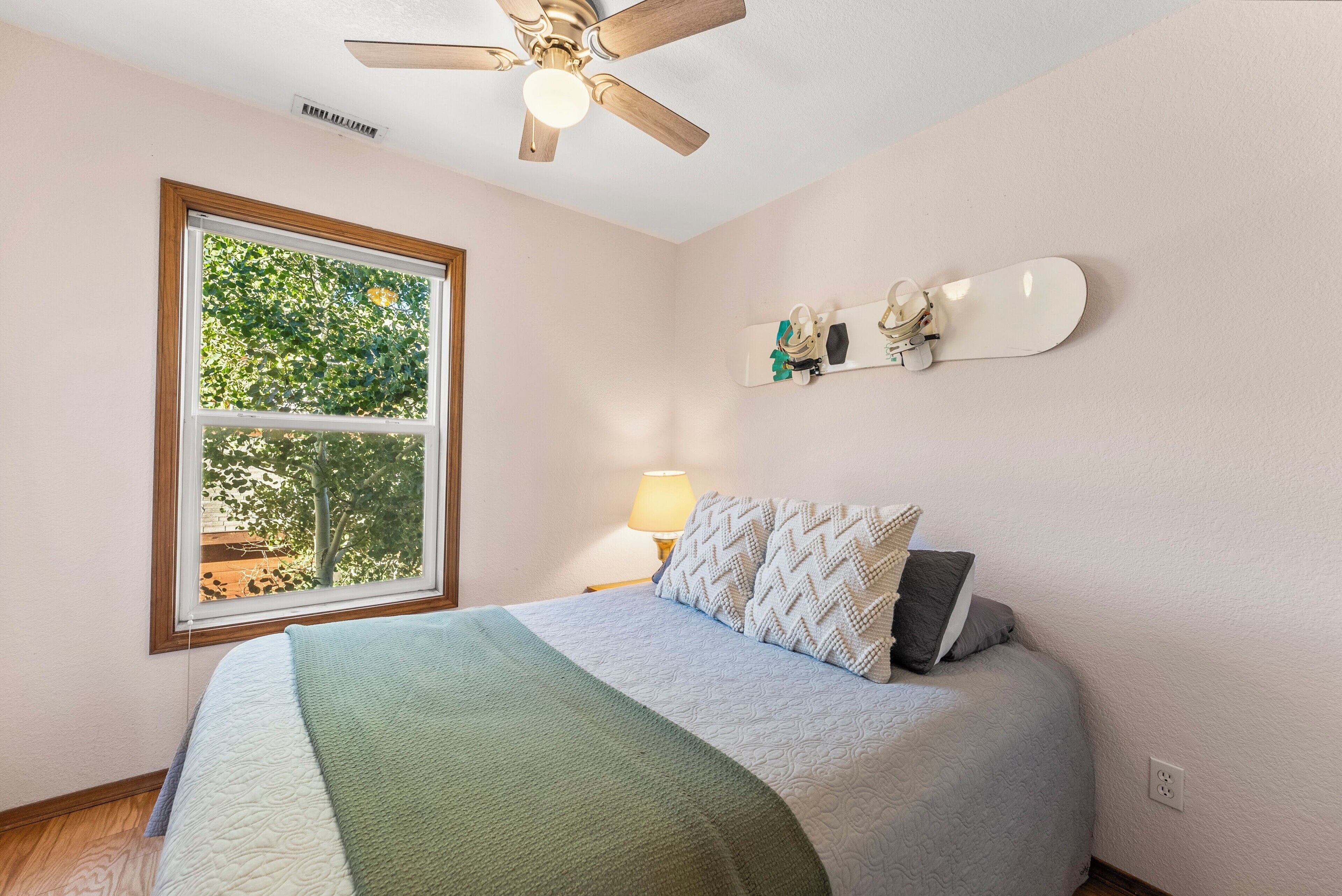 6 slaapkamers, een strijkplank/strijkijzer, reisbedje, gratis wifi