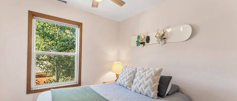 6 slaapkamers, een strijkplank/strijkijzer, reisbedje, gratis wifi