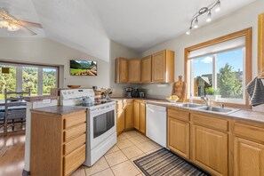 Fridge, microwave, oven, stovetop - Pagosa Springs 6BR Lodge- Hike, Fish, Soak & Ski from this Scenic Escape (Pagosa Springs)