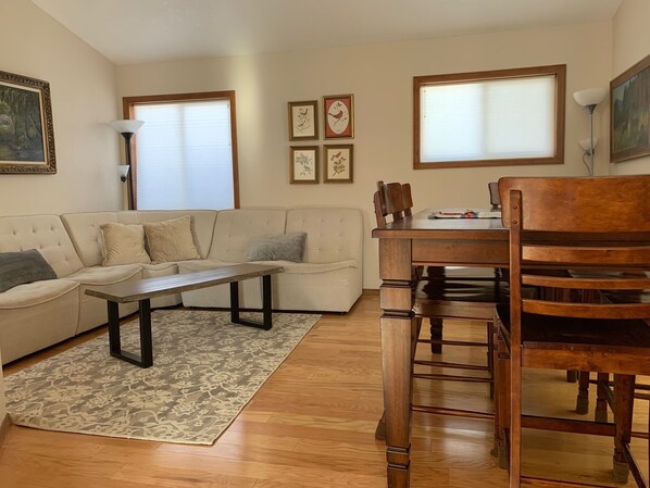 スマートテレビ、DVD プレーヤー、PC モニター