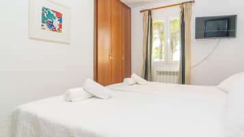 3 slaapkamers, een strijkplank/strijkijzer, gratis wifi, beddengoed