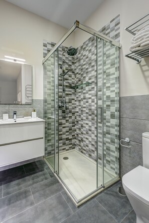 Suihku, hiustenkuivaaja, pyyhkeet