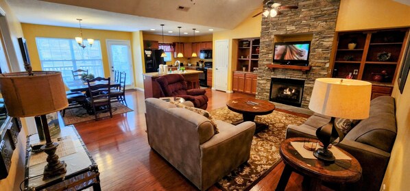 Smart TV, fireplace - Paradise Cove #307 - Your Peaceful Retreat in the Heart of Pigeon Forge (Pigeon Forge)