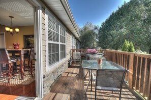 Outdoor dining - Paradise Cove #307 - Your Peaceful Retreat in the Heart of Pigeon Forge (Pigeon Forge)