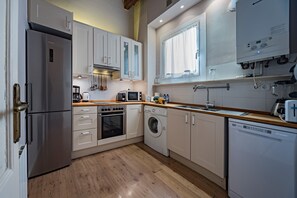 Fridge, microwave, oven, dishwasher - Alaia 43 - Habitat Apartments (Barcelona)