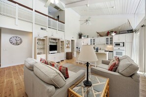 TV, DVD player, books, stereo - SeaPines, Pet friendly, 2 free bikes, Walk to the SeaPines Beach Club (Hilton Head Island)