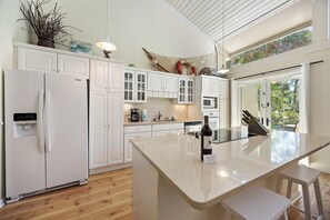 Fridge, microwave, oven, stovetop - SeaPines, Pet friendly, 2 free bikes, Walk to the SeaPines Beach Club (Hilton Head Island)