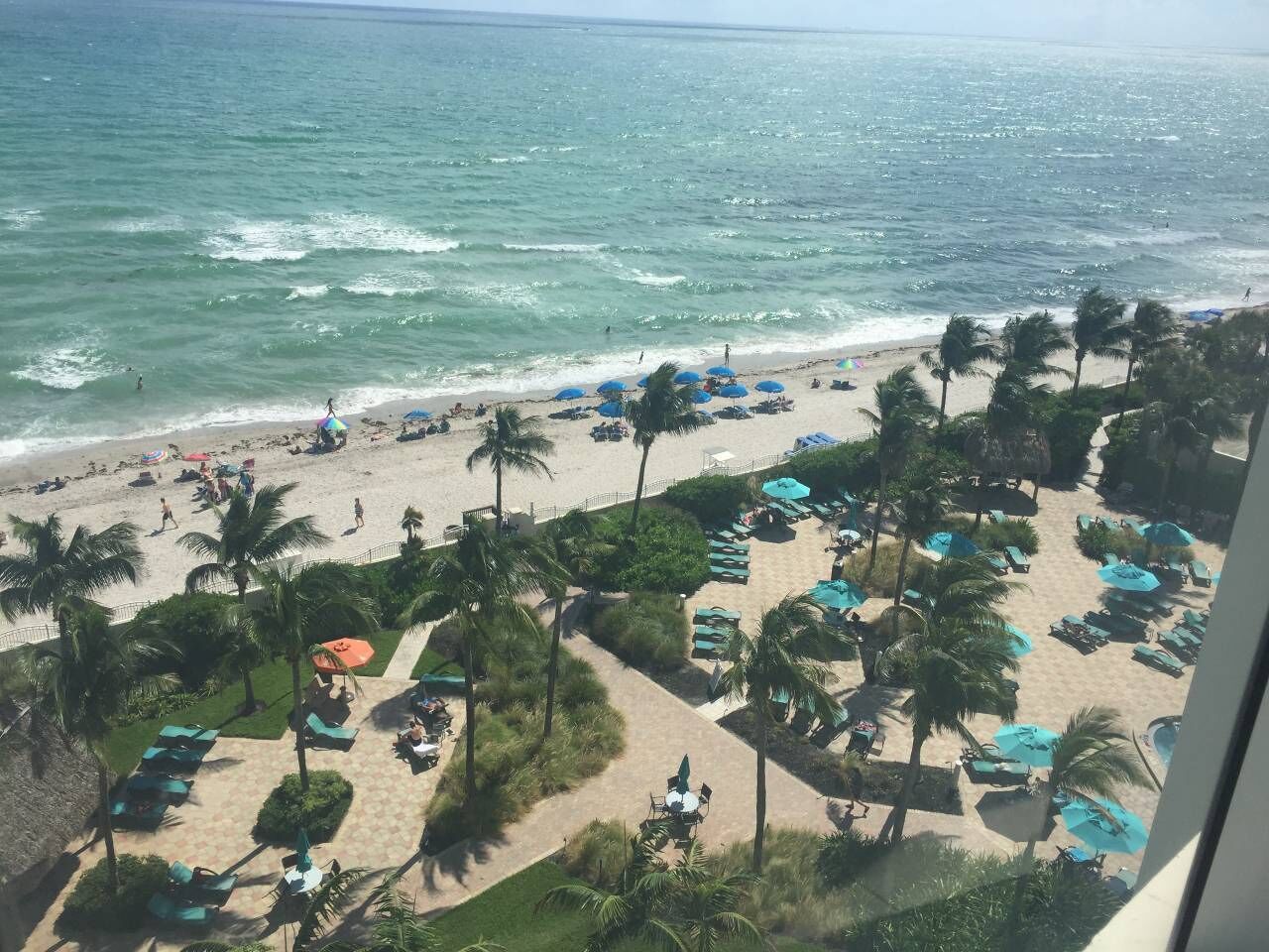 En la playa, camastros y toallas de playa 