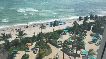 En la playa, camastros y toallas de playa