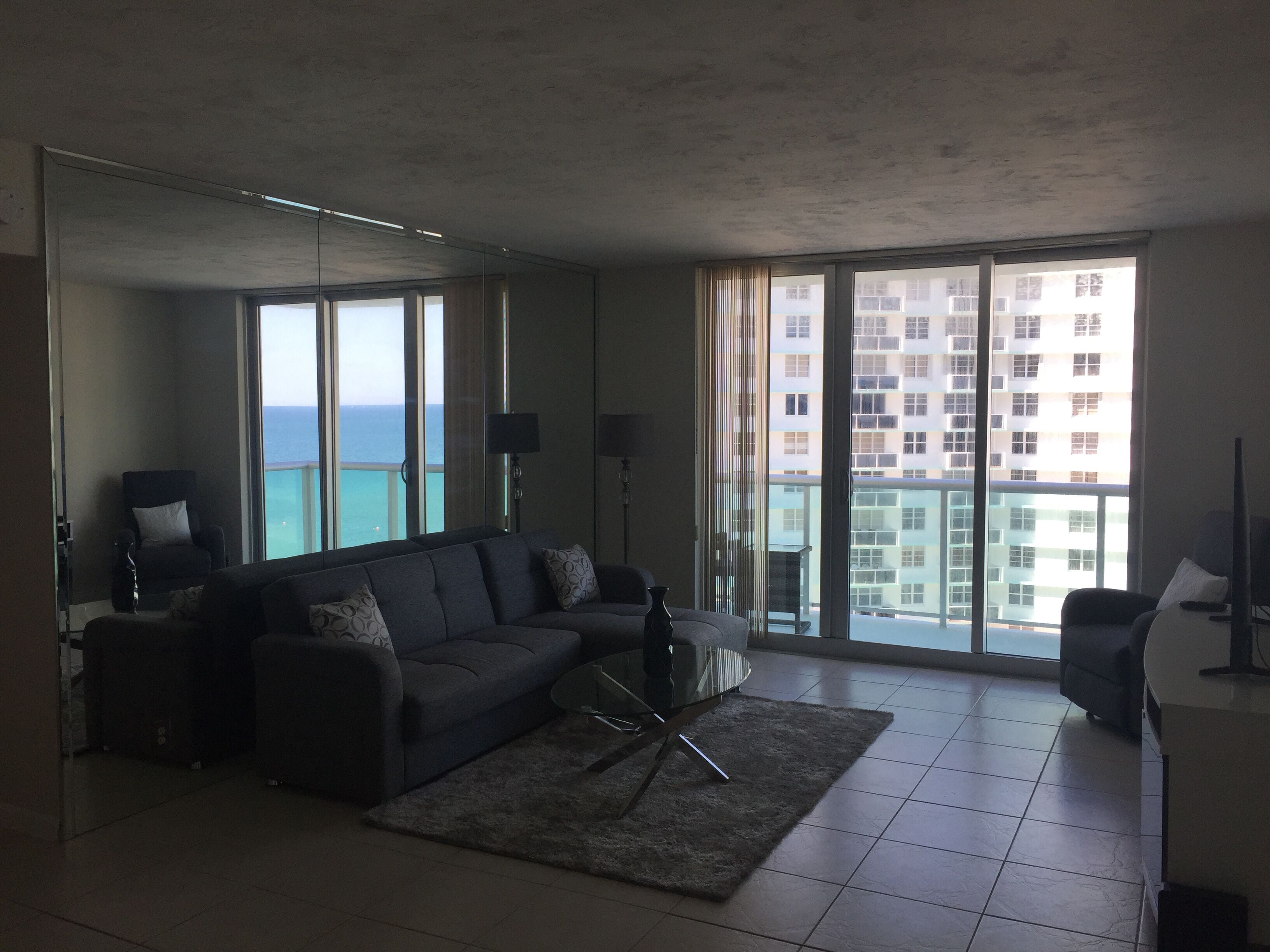 Smart TV, chimenea, mesa de ping pong, libros