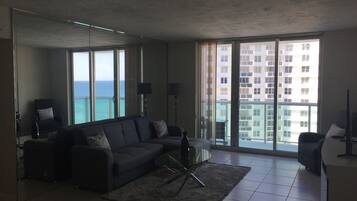 Smart TV, chimenea, mesa de ping pong, libros