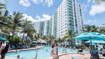 Alberca al aire libre y alberca climatizada