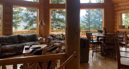 Grinning Bear Lodge at Twin Lakes offers beautiful mountain views