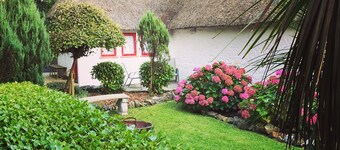 Mit Stroh gedecktes Cottage in der Grafschaft Kerry mit Whirlpool, Whirlpool und WLAN