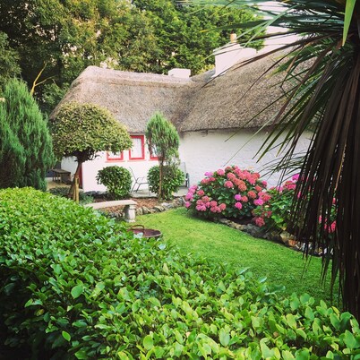 Thatched Cottage with Hot Tub walking distance to Hughe's Pub.