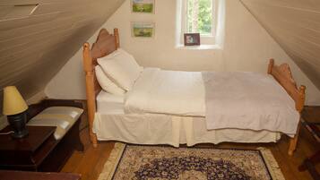 3 bedrooms, desk, iron/ironing board, travel cot