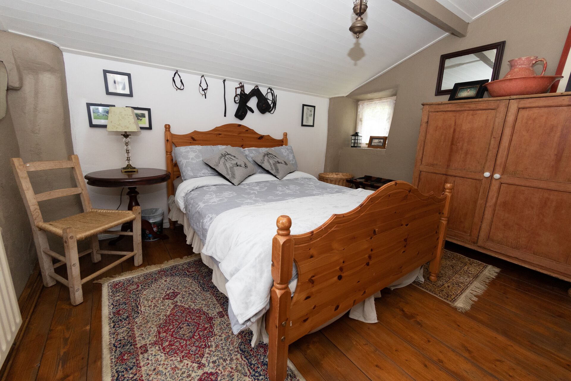 3 chambres, bureau, fer et planche à repasser, lit parapluie