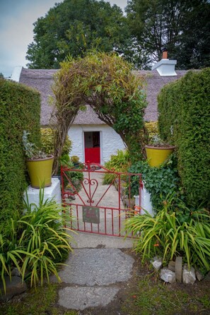 Property grounds - Charming cottage with a hot tub and deck overlooking a stream. Amazing kitchen! (Castleisland)