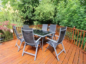Outdoor dining - Charming cottage with a hot tub and deck overlooking a stream. Amazing kitchen! (Castleisland)