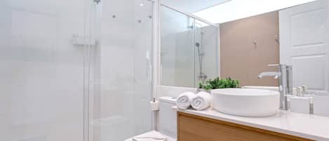 Ducha, secador de pelo, toallas