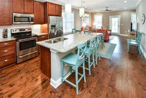 冷蔵庫、電子レンジ、オーブン、コンロ