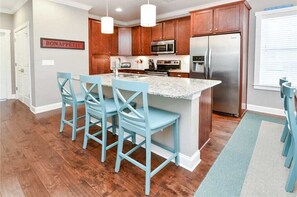 冷蔵庫、電子レンジ、オーブン、コンロ