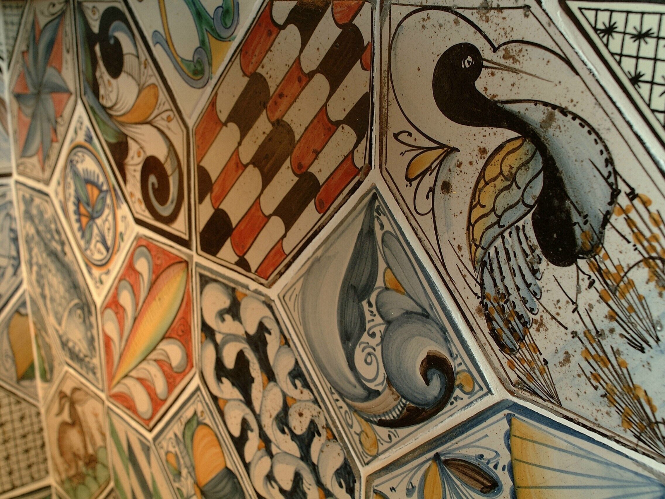 Un detallado techo de mosaico con patrones geométricos y diseños estilizados de aves.