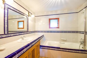Bathtub, hair dryer, towels - Large rustic finca Can Nyany Buger in Mallorca (Buger)