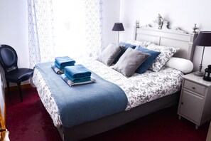 3 Schlafzimmer, Schreibtisch, schallisolierte Zimmer