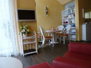 TV, DVD player, books, stereo