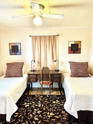 2 bedrooms, desk, iron/ironing board, travel cot - Urban Location- Walkable to Entertainment & Restaurants (Colorado Springs)