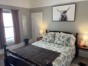 2 makuuhuonetta, työpöytä, silitysrauta/-lauta, vauvan matkasänky