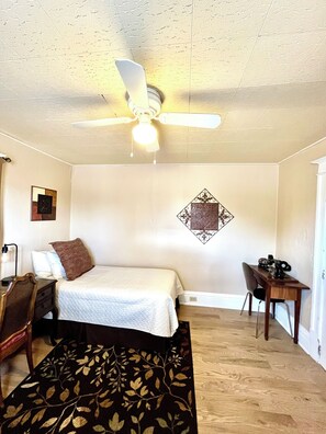 2 多间卧室、办公桌、熨斗/熨衣板、旅行婴儿床