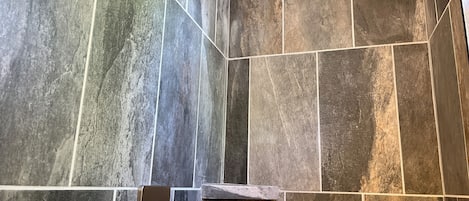 Douche, séchoir à cheveux, serviettes fournies, savon