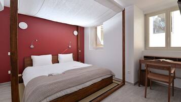 3 habitaciones, insonorización y tabla de planchar con plancha